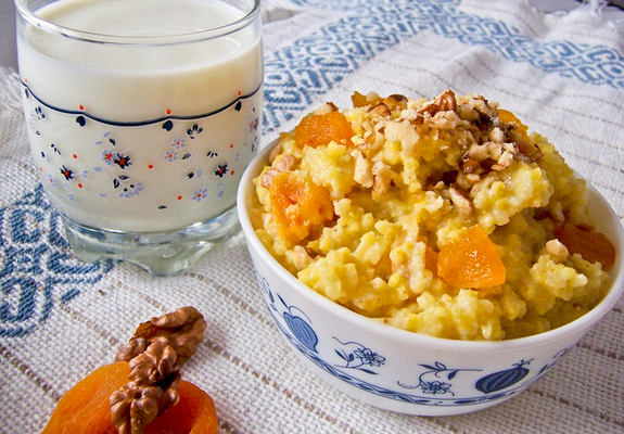 Пшенка на молоке с медом, курагой и грецкими орехами